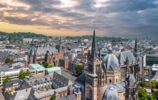 Luftbild der Stadt Aachen mit dem Aachener Dom im Vordergrund